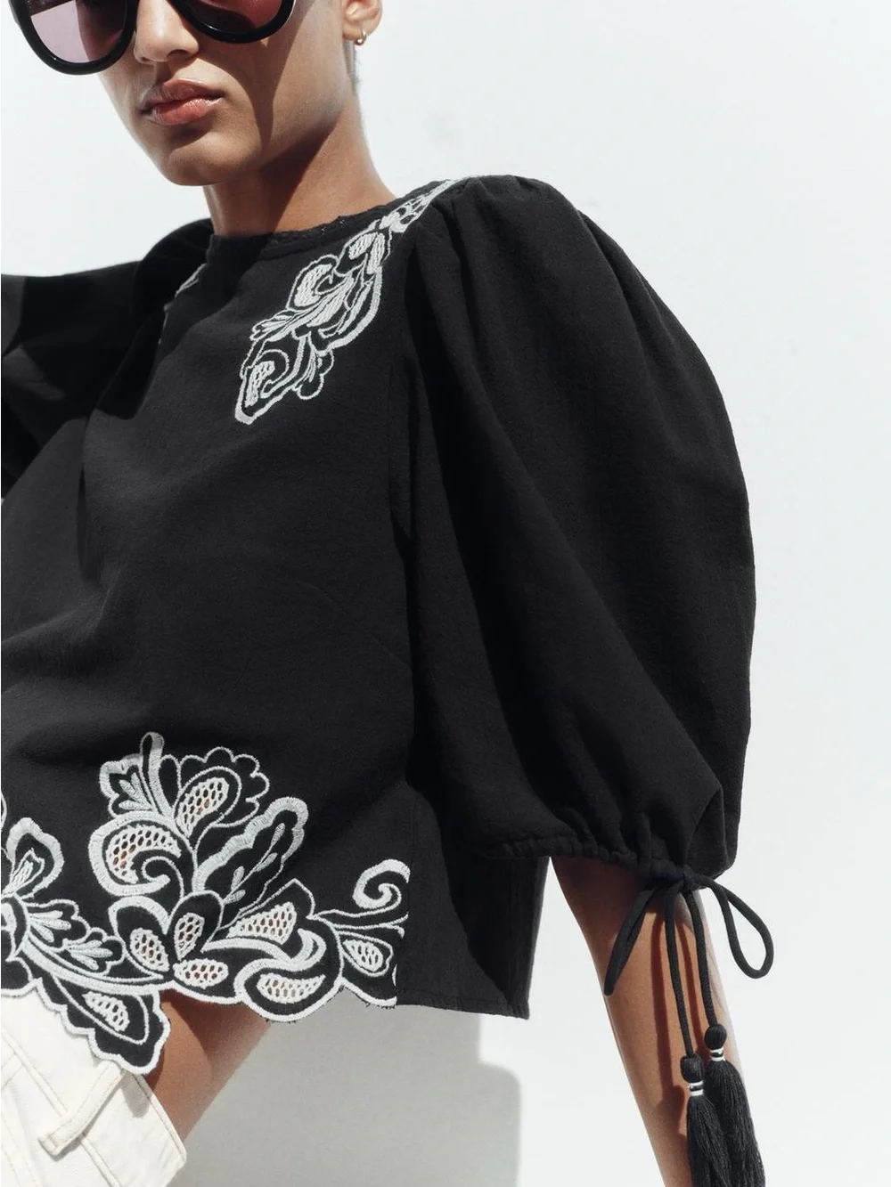ZARA BNWT PUFF SLEEVE EMBROIDERED BLOUSE. BLACK 7200/021/800